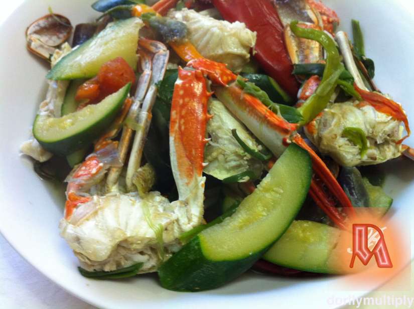 Crab with zucchini and red pepper